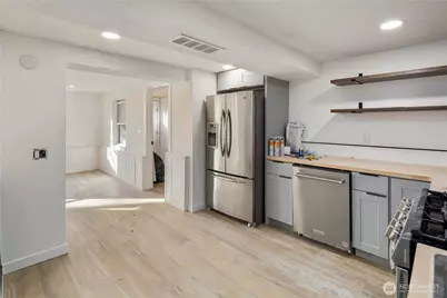 900 NE 105th St, Seattle, WA 98125 - Photo 14