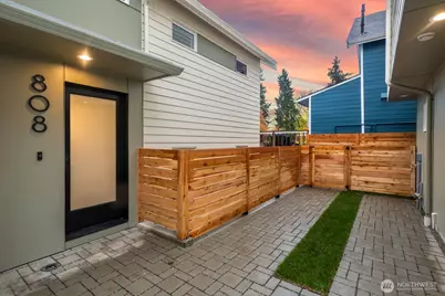 808 34th Avenue, Seattle, WA 98122 - Photo 2