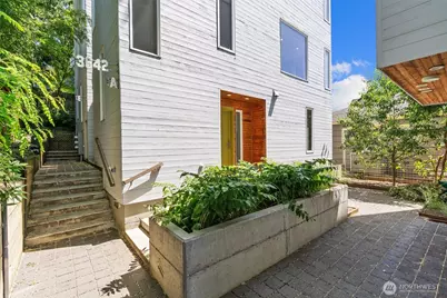 3642 A Interlake Avenue N, Seattle, WA 98103 - Photo 2