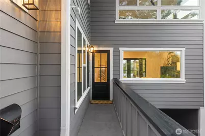 1014 4th Avenue N, Seattle, WA 98109 - Photo 2