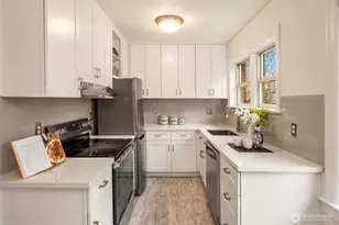 124 Warren Ave N, Seattle, WA 98109 - Photo 10