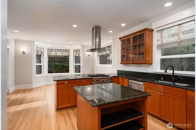 6215 22nd Avenue NE, Seattle, WA 98115 - Photo 14