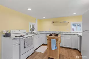 1320 N Oak Harbor St, Oak Harbor, WA 98277 - Photo 2