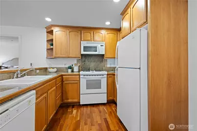 3121 W Government Way #302, Seattle, WA 98199 - Photo 6