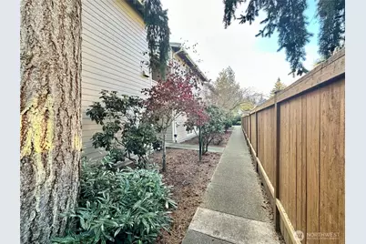 19851 25th Avenue NE #204, Shoreline, WA 98155 - Photo 2