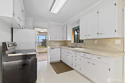 2515 27th Avenue W, Seattle, WA 98199 - Photo 10