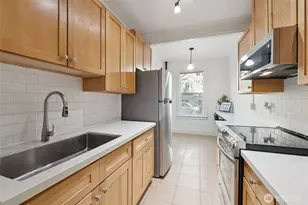 905 NE 43rd St, Seattle, WA 98105 - Photo 8