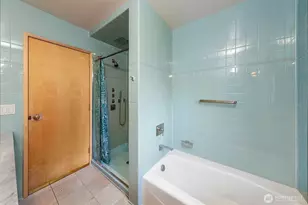 7503 Fairway Dr NE, Seattle, WA 98115 - Photo 18