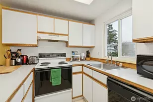 8823 Holly Dr, Everett, WA 98208 - Photo 10