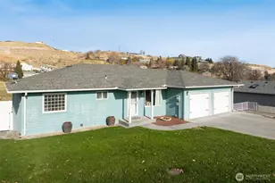 1403 W Cherry Ave, Selah, WA 98942 - Photo 2