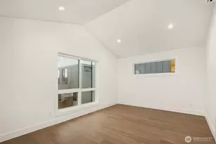 104 NE 44th St, Seattle, WA 98105 - Photo 12