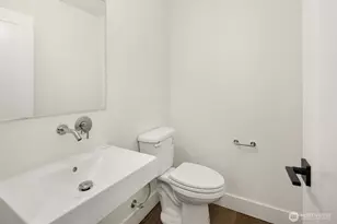 104 NE 44th St, Seattle, WA 98105 - Photo 8