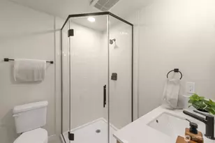 1014 B NE 70th St, Seattle, WA 98115 - Photo 10