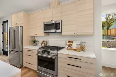 817 18th Avenue W, Kirkland, WA 98033 - Photo 4