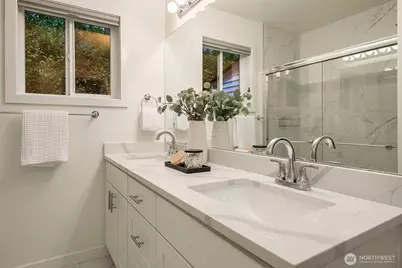 10001 SE 25th Street, Bellevue, WA 98004 - Photo 16