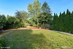 9625 NE 28th St, Clyde Hill, WA 98004 - Photo 22