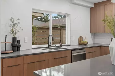 14306 Roslyn Place N, Seattle, WA 98133 - Photo 6