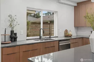 14306 Roslyn Pl N, Seattle, WA 98133 - Photo 6