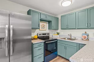 1020 S 230th St, Des Moines, WA 98198 - Photo 2