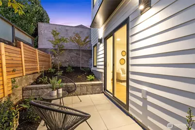 2212 Broadway E, Seattle, WA 98102 - Photo 12