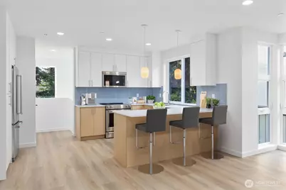 10738 Interlake Avenue N, Seattle, WA 98133 - Photo 2