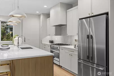 4222 Meridian Avenue N, Seattle, WA 98103 - Photo 6