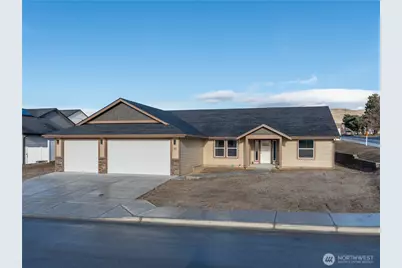 811 N Newport Loop, East Wenatchee, WA 98802 - Photo 1
