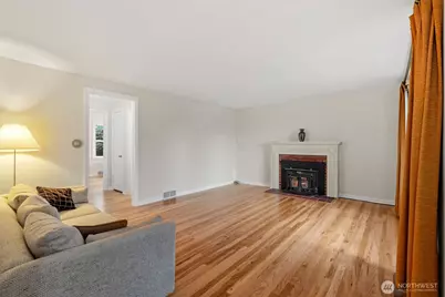 9748 Dayton Avenue N, Seattle, WA 98103 - Photo 4