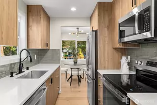 922 NE 117th St, Seattle, WA 98125 - Photo 12