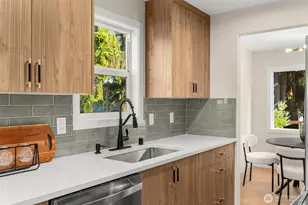 922 NE 117th St, Seattle, WA 98125 - Photo 14