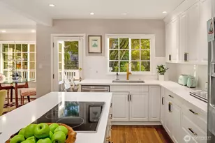 4525 NE 41st St, Seattle, WA 98105 - Photo 10