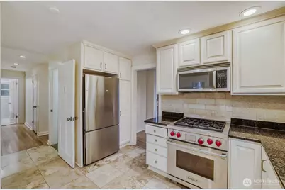 3246 W Viewmont Way W, Seattle, WA 98199 - Photo 10