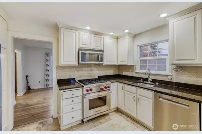 3246 W Viewmont Way W, Seattle, WA 98199 - Photo 12