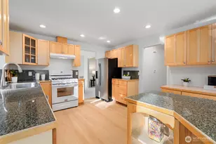 22013 SE 33rd St, Sammamish, WA 98075 - Photo 12