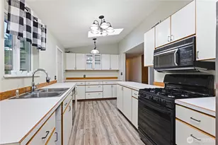 11090 25th Ave SW, Seattle, WA 98146 - Photo 8