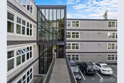 2253 Gilman Drive W #104, Seattle, WA 98119 - Photo 2