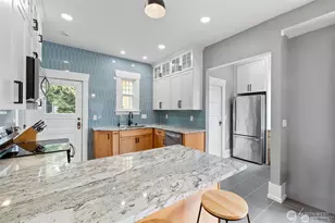 324 NE 50th St, Seattle, WA 98105 - Photo 14