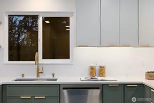 104 NE 85th St, Seattle, WA 98115 - Photo 10