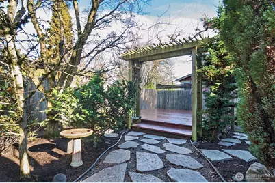 5804 8th Avenue NE, Seattle, WA 98105 - Photo 2