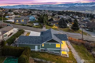 327 23rd St NE, East Wenatchee, WA 98802 - Photo 2