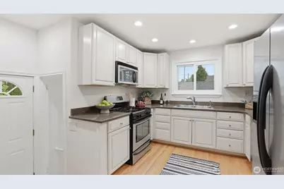 9752 Evanston Avenue N, Seattle, WA 98103 - Photo 8