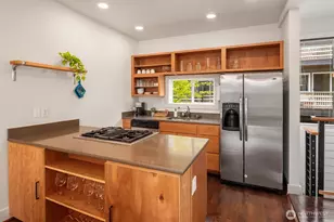 556 Highland Dr, Seattle, WA 98109 - Photo 4