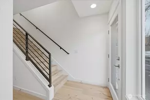 7320 11th Ave NE, Seattle, WA 98115 - Photo 2