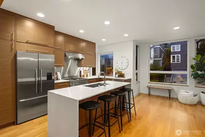 1002 5th Avenue N, Seattle, WA 98109 - Photo 16