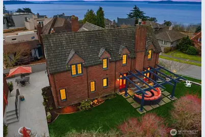 2256 W Viewmont Way W, Seattle, WA 98199 - Photo 2