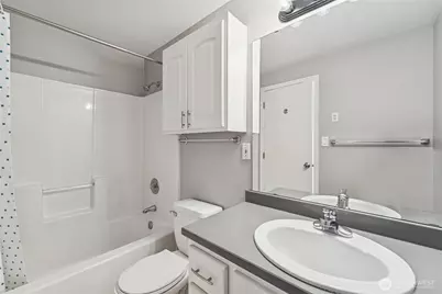 9215 Linden Avenue N, Seattle, WA 98103 - Photo 8