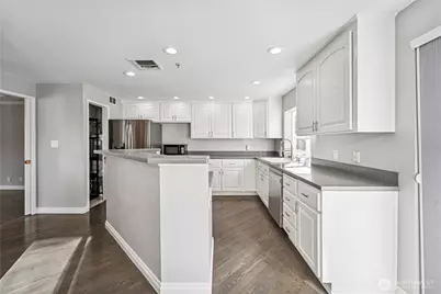 9215 Linden Avenue N, Seattle, WA 98103 - Photo 16