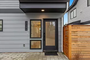 3239 61st Ave SW, Seattle, WA 98116 - Photo 2