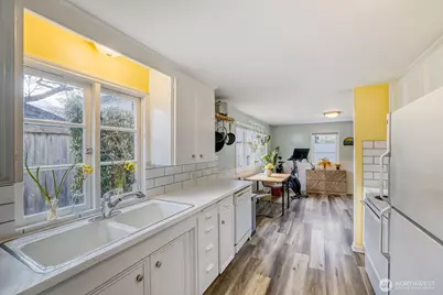 4034 NE 109th Street, Seattle, WA 98125 - Photo 8