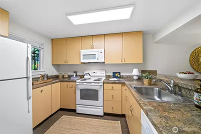 12601 SE 41st Place #C102, Bellevue, WA 98006 - Photo 4